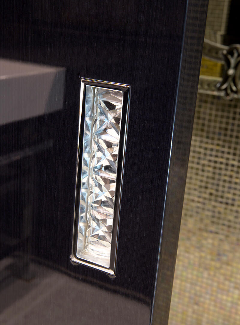 Diamante decor engravings